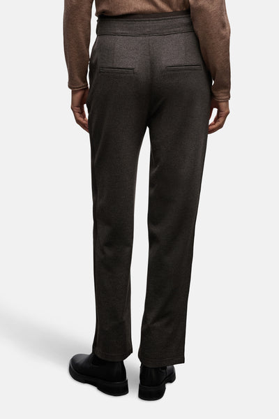 Bruin gemêleerde pantalon van STREET ONE, rechte pasvorm, met discrete achterzakken en zwarte schoenen.