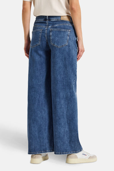 Wijde spijkerbroek in middieblauw denim van STREET ONE, met achterzakken en een leren label in de taille.