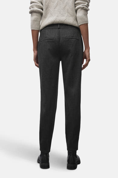 Zwarte pantalon van STREET ONE, met paspelzakken achter en een subtiele textuur.