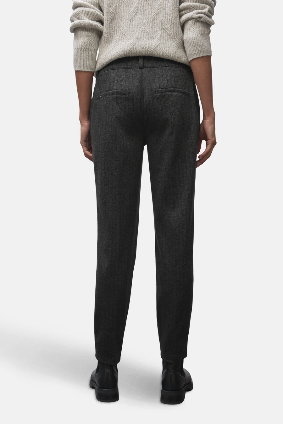 Zwarte pantalon van STREET ONE, met paspelzakken achter en een subtiele textuur.