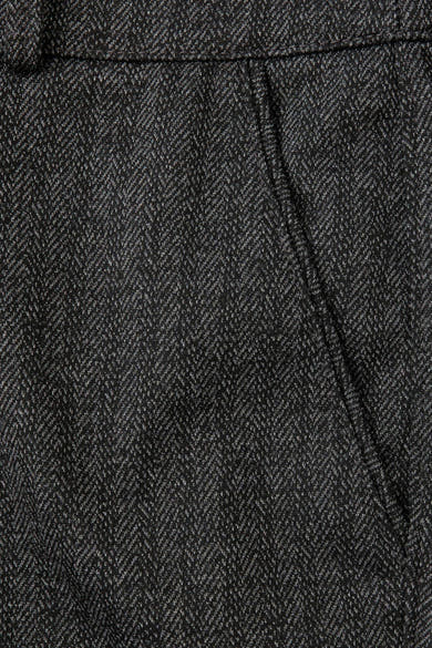 Zwarte kostuumbroek van STREET ONE, close-up chevronpatroon met zak.