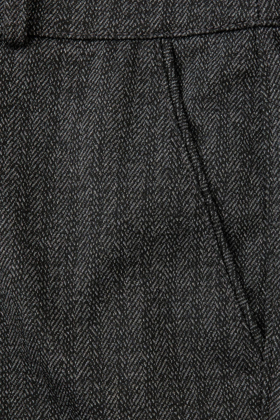 Zwarte kostuumbroek van STREET ONE, close-up chevronpatroon met zak.