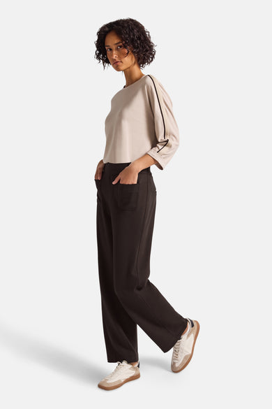 Bruine kostuumbroek van STREET ONE, rechte pasvorm met zakken, gedragen met een beige top.