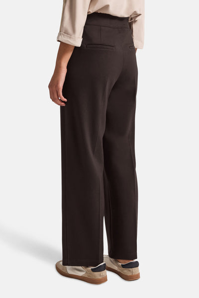 Donkerbruine pantalon van STREET ONE, met paspelzakken achter en een losse pasvorm.