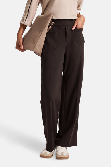 Bruine kostuumbroek van STREET ONE, losse pasvorm met opgestikte zakken, gedragen met een beige handtas.