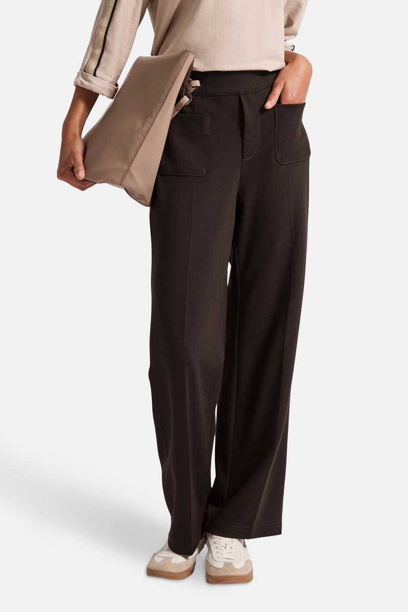Bruine kostuumbroek van STREET ONE, losse pasvorm met opgestikte zakken, gedragen met een beige handtas.