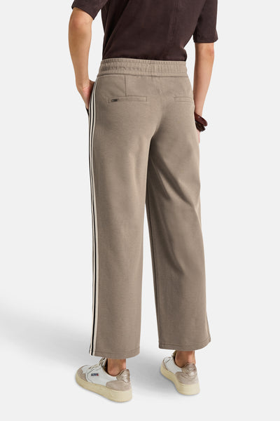 Bruine broek van STREET ONE, met witte en zwarte zijstrepen, losse pasvorm.