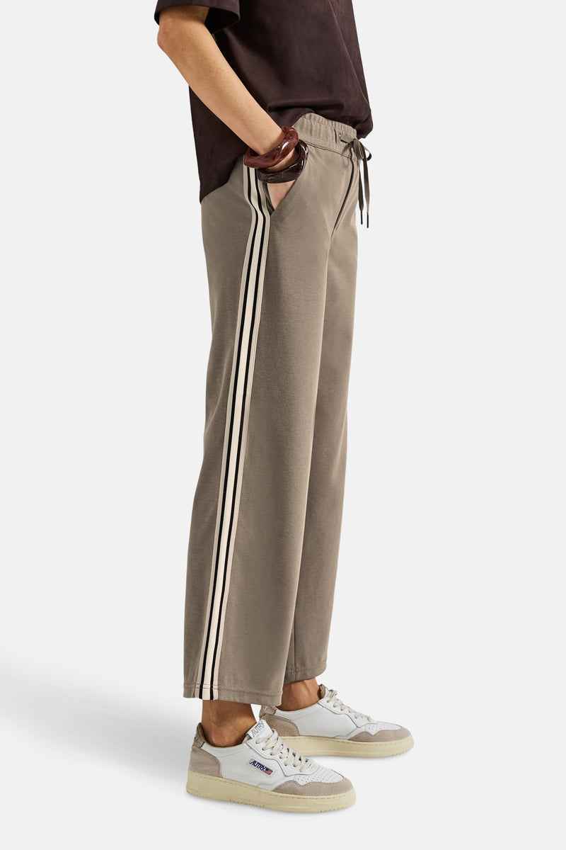 Lichtbruine casual broek, van STREET ONE, met witte en zwarte zijstrepen, losse pasvorm.