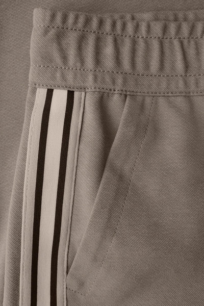 Pantalon brun par Street One, avec des rayures latérales sportives et une poche discrète.