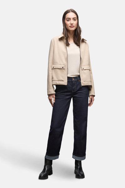 Rechte donkerblauwe spijkerbroek van Street One, met omslag, gedragen met een beige jasje.