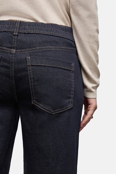 Rechte donkerblauwe spijkerbroek van Street One, met elastische tailleband en achterzak op een lichte achtergrond.