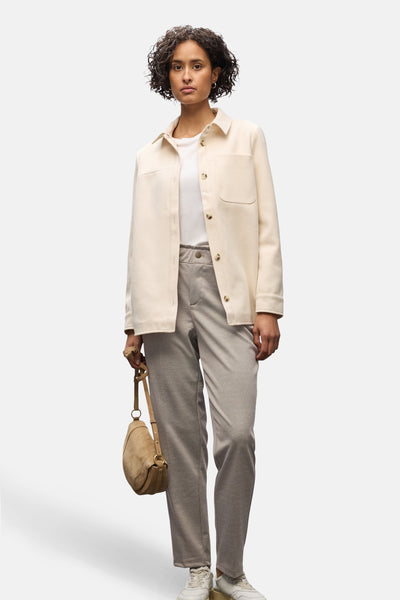 Pantalon de costume beige de STREET ONE, à carreaux discrets, porté avec une veste crème et un sac à main.