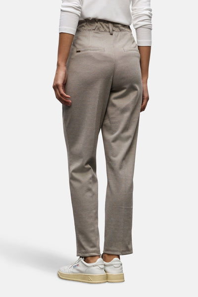 Pantalon de costume beige de Street One, coupe droite, motif discret, porté avec un t-shirt blanc et des baskets blanches.