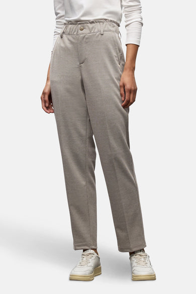 Pantalon de costume beige de Street One, à motif texturé, porté avec un haut blanc et des baskets.