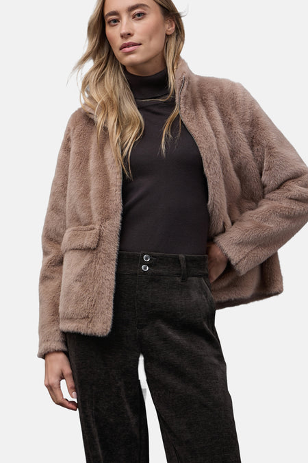 Bruine kostuumbroek van Street One, met twee decoratieve knopen aan de taille en zwarte schoenen.