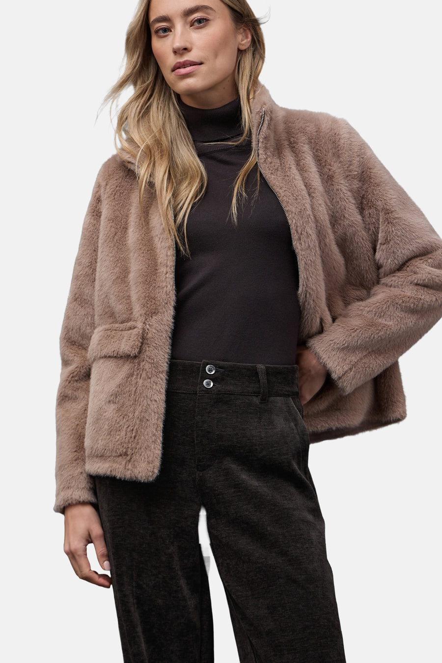 Bruine kostuumbroek van Street One, met twee decoratieve knopen aan de taille en zwarte schoenen.