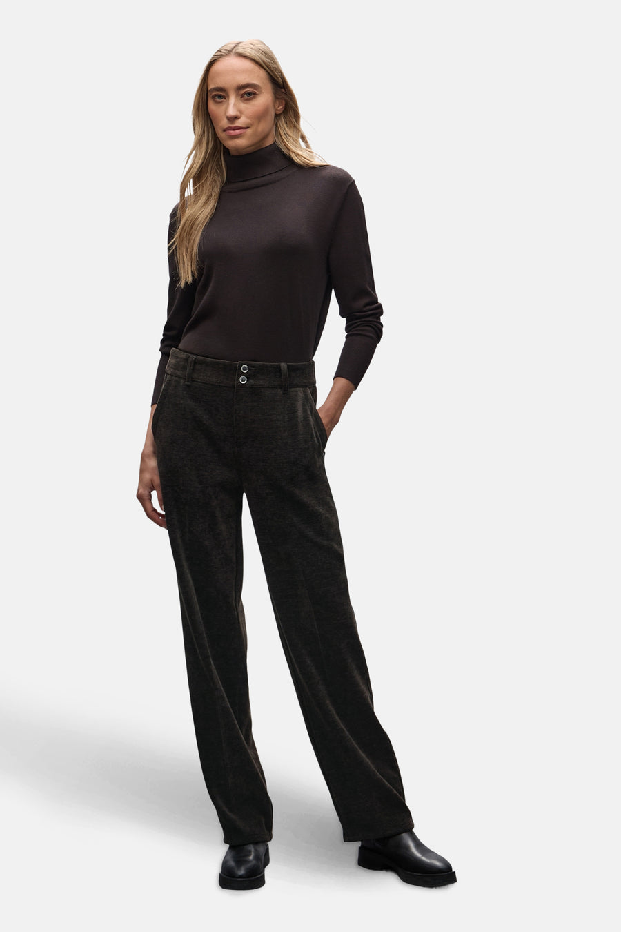 Pantalon de costume brun de Street One, avec deux boutons décoratifs à la taille et des chaussures noires.
