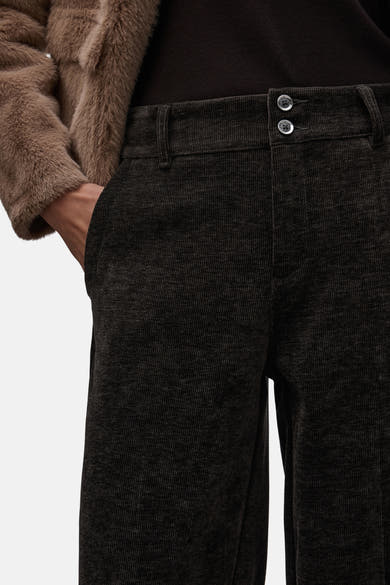 Bruine corduroy kostuumbroek van Street One, met de hand in de zak.