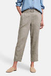 Beige joggingbroek van STREET ONE van lichte stof met elastische tailleband en gesp, gedragen met een spijkerblouse en beige muiltjes.