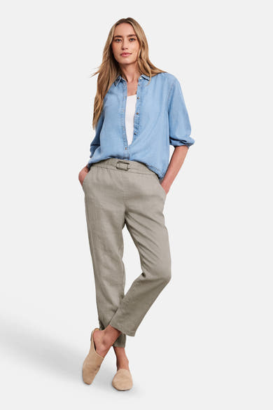 Jogging beige de STREET ONE en tissu léger à taille élastiquée et boucle, porté avec une chemise en jean et des mules beiges.