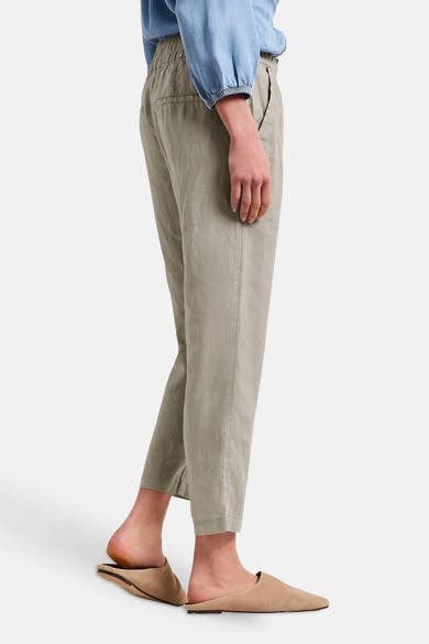 Beige joggingbroek van STREET ONE met elastische tailleband, zakken, verkorte zomen, gedragen met een blauw overhemd en muiltjes.