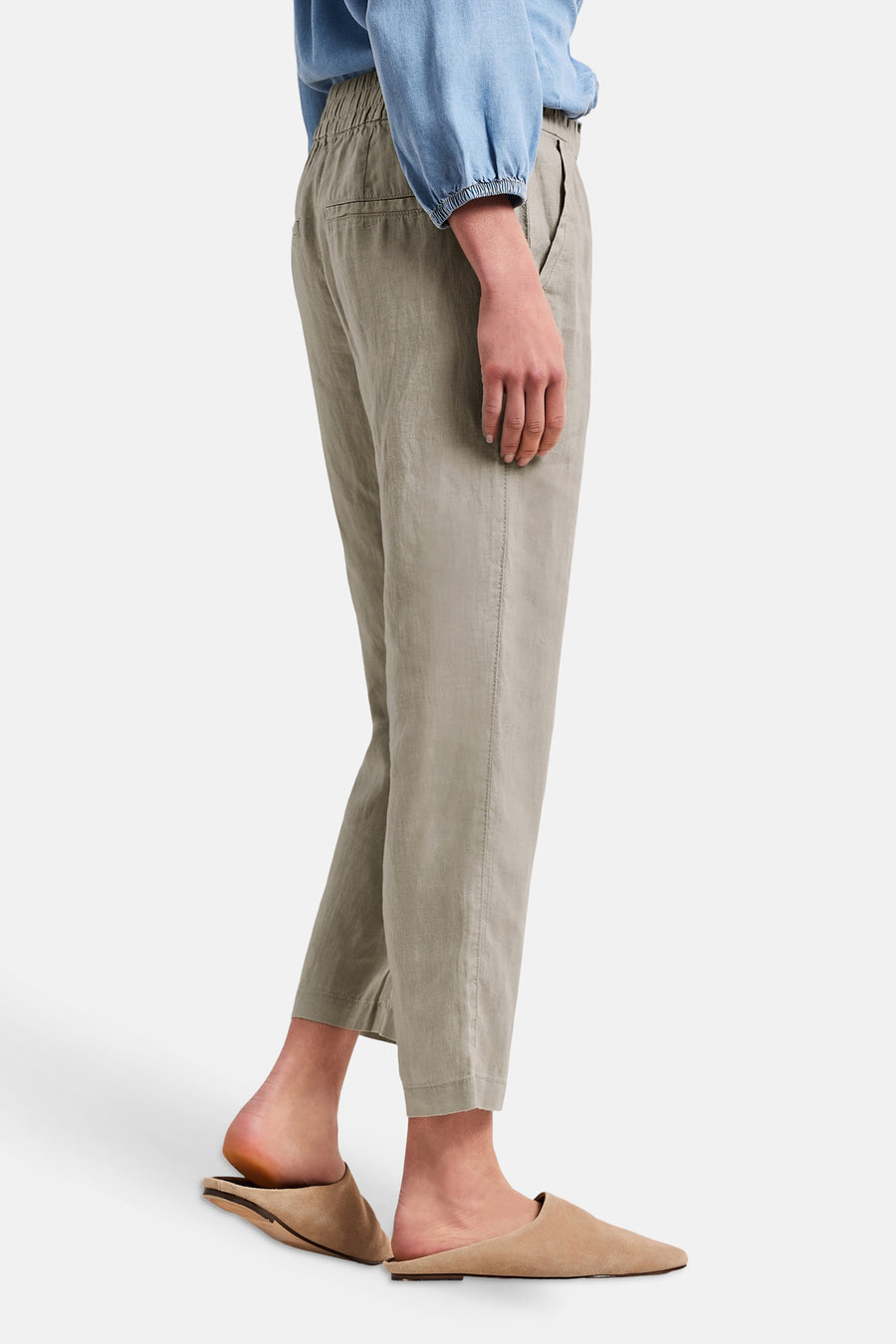 Beige joggingbroek van STREET ONE met elastische tailleband, zakken, verkorte zomen, gedragen met een blauw overhemd en muiltjes.