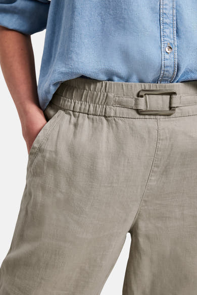 Beige joggingbroek van STREET ONE in getextureerd linnen met elastische tailleband en decoratieve gesp, steekzakken.