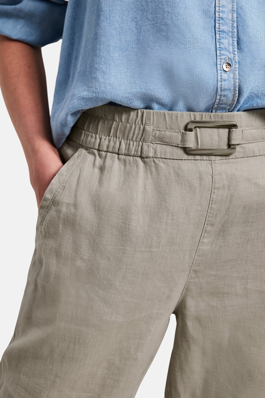 Beige joggingbroek van STREET ONE in getextureerd linnen met elastische tailleband en decoratieve gesp, steekzakken.
