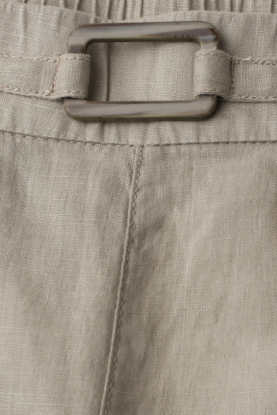 Beige joggingbroek van STREET ONE in getextureerde stof met rechthoekige gesp en zichtbare stiksels.