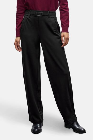 Zwarte pantalon van STREET ONE, gedragen met een bordeauxrode trui en glanzende zwarte schoenen.