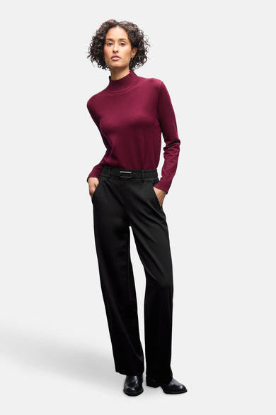 Pantalon de costume noir de STREET ONE, porté avec un pull bordeaux et des chaussures noires brillantes.
