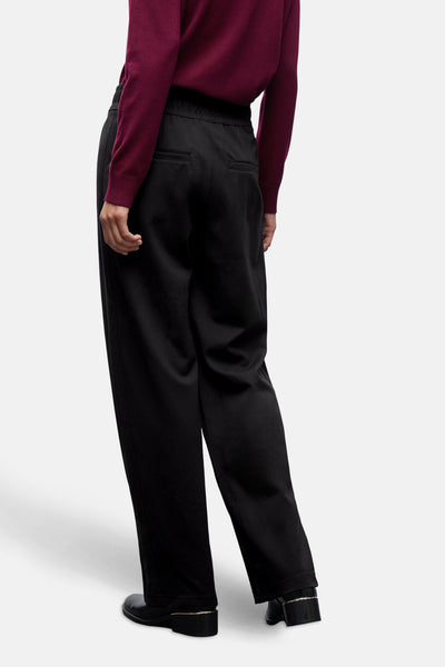Zwarte kostuumbroek van Street One, met elastische tailleband en opgestikte achterzakken.