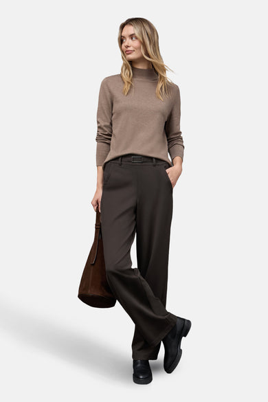 Pantalon de costume brun par Street One, coupe large avec ceinture et bottines noires.
