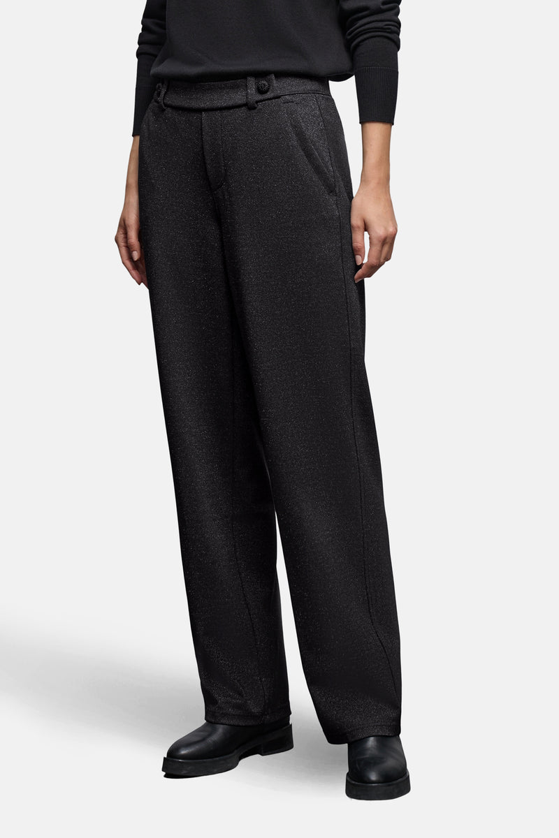 Pantalon noir de Street One, coupe ample, avec des reflets brillants et des poches latérales.