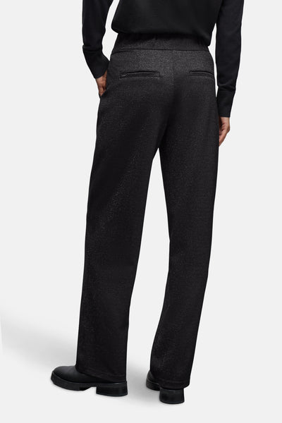 Pantalon noir scintillant de STREET ONE, coupe droite, poches arrière passepoilées, porté avec un pull noir et des chaussures noires.
