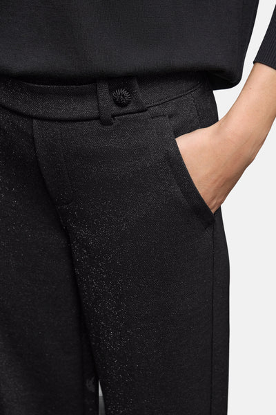 Pantalon noir de Street One, texturé avec détail bouton décoratif et main dans la poche.