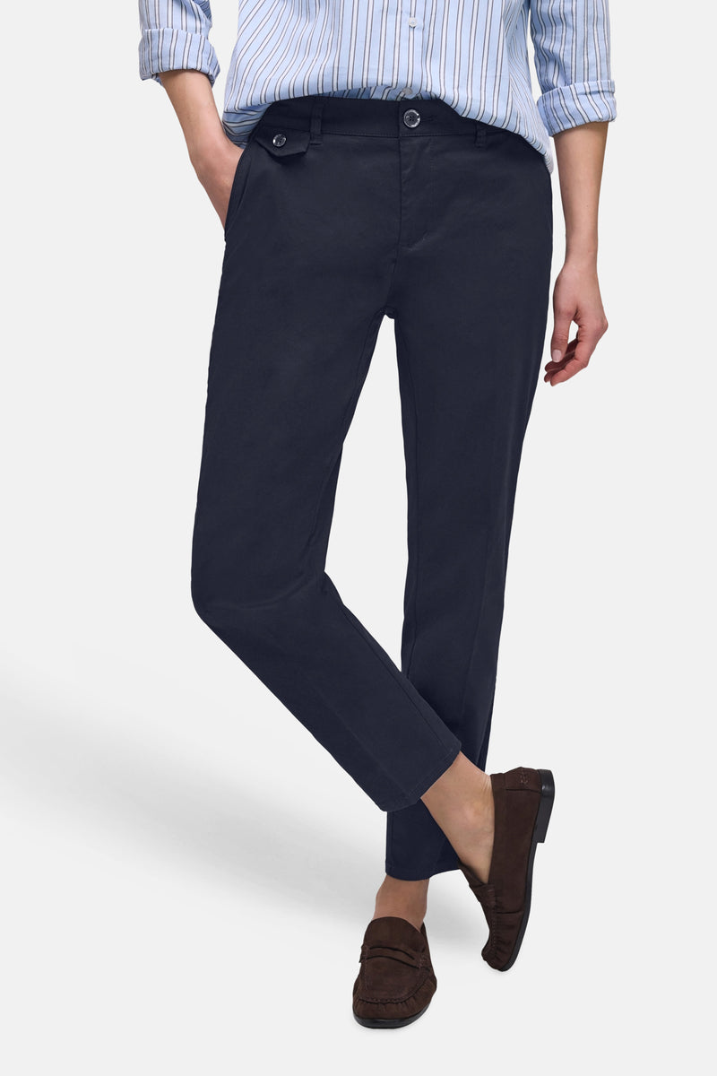 Chino bleu de STREET ONE, porté avec une chemise rayée et des mocassins marron.
