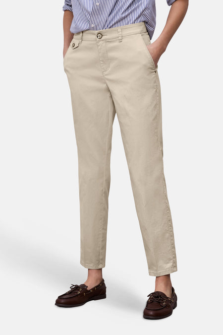 Chino beige de STREET ONE, porté avec une chemise rayée et des chaussures bateau marron.
