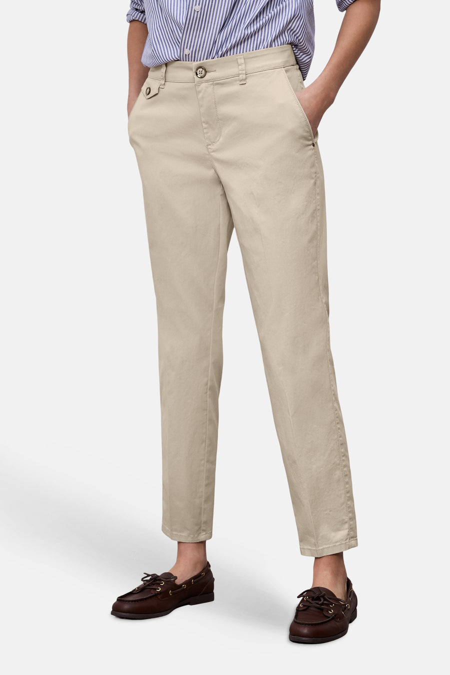 Chino beige de STREET ONE, porté avec une chemise rayée et des chaussures bateau marron.
