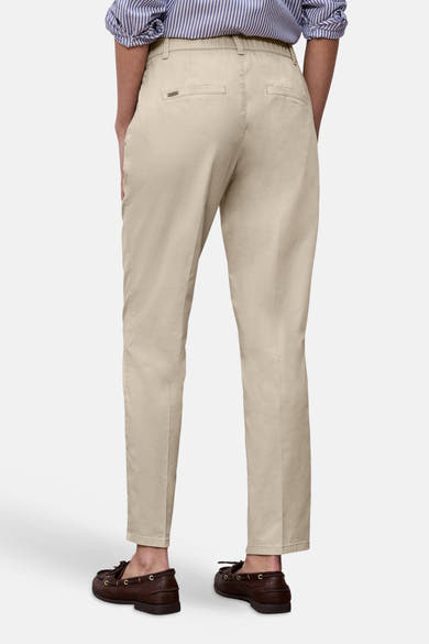 Chino beige de STREET ONE, coupe droite, avec poches arrières et chaussures bateau marron.
