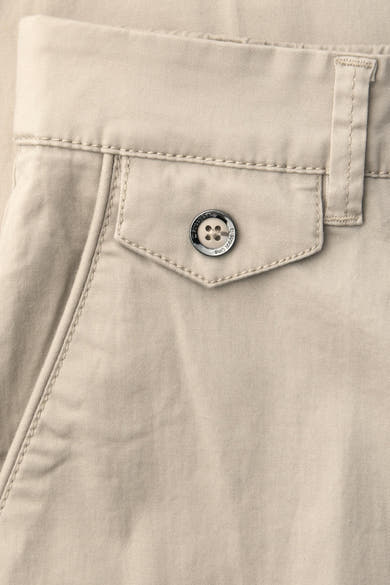 Chino beige by STREET ONE avec poche boutonnée et passants de ceinture.
