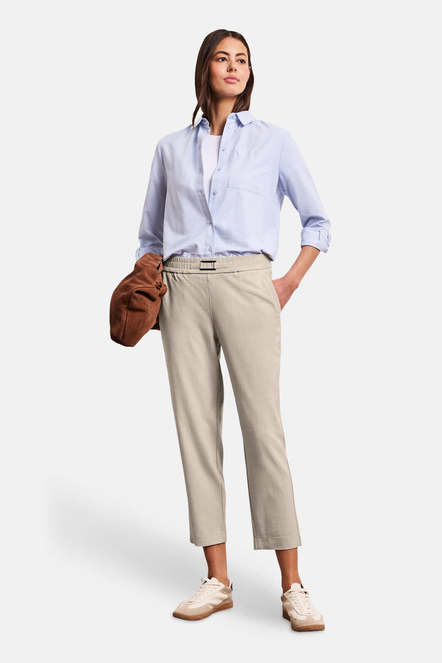 Pantalon de costume beige de STREET ONE avec taille élastique, boucle noire, coupe raccourcie, porté avec une chemise bleue et des baskets.