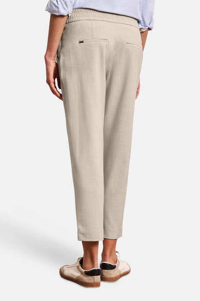Pantalon de costume beige de STREET ONE, vu de dos, coupe courte avec taille élastique et poches passepoilées.