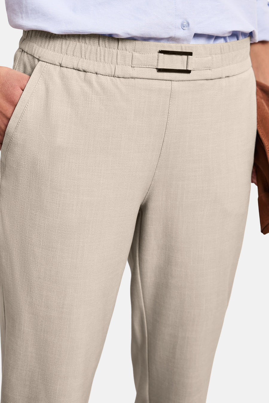 Pantalon de costume beige texturé de STREET ONE avec taille élastiquée, boucle et main dans la poche.