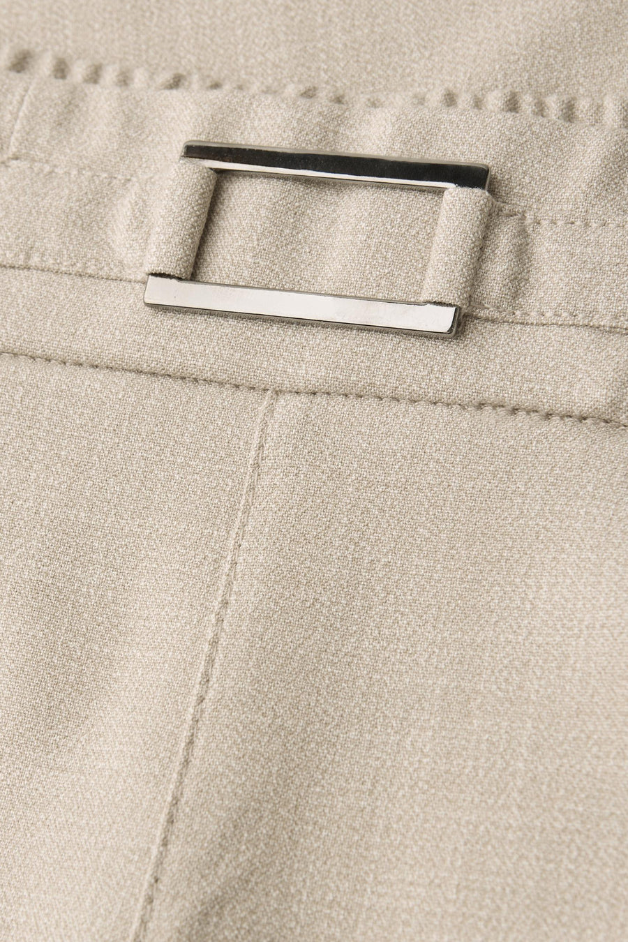 Pantalon de costume beige de STREET ONE avec boucle argentée rectangulaire et coutures apparentes.