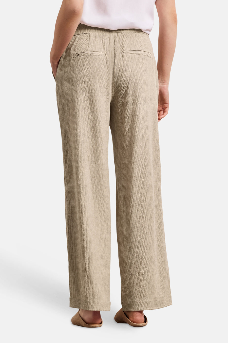 Pantalon large beige texturé de STREET ONE, avec taille élastiquée et poche arrière zippée, vu de dos.