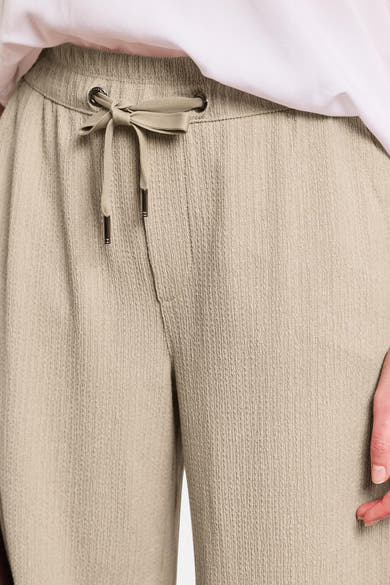 Pantalon beige de STREET ONE texturé avec taille élastiquée, cordon de serrage et embouts métalliques.