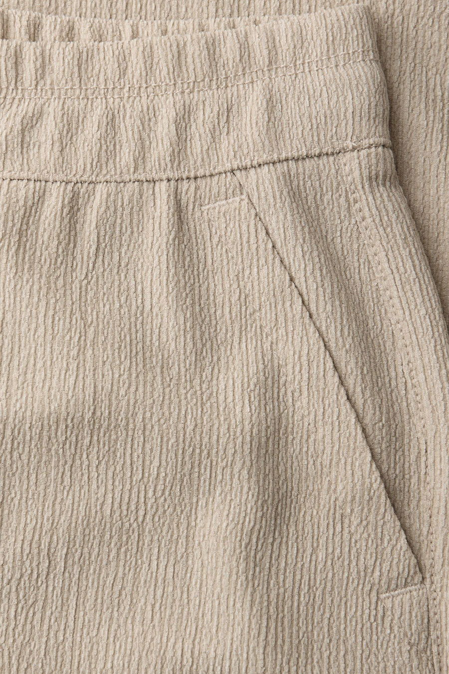 Pantalon beige de STREET ONE à texture gaufrée avec taille élastique et poche latérale.