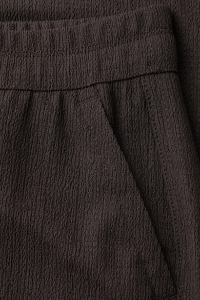 Pantalon brun foncé de STREET ONE en tissu gaufré avec taille élastiquée et poche diagonale.