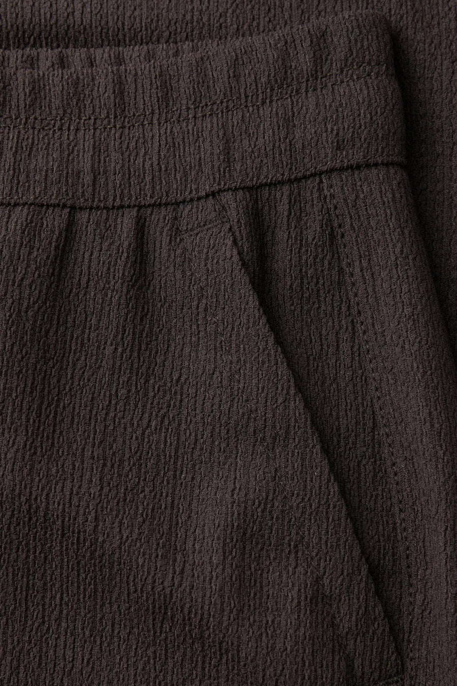 Pantalon brun foncé de STREET ONE en tissu gaufré avec taille élastiquée et poche diagonale.